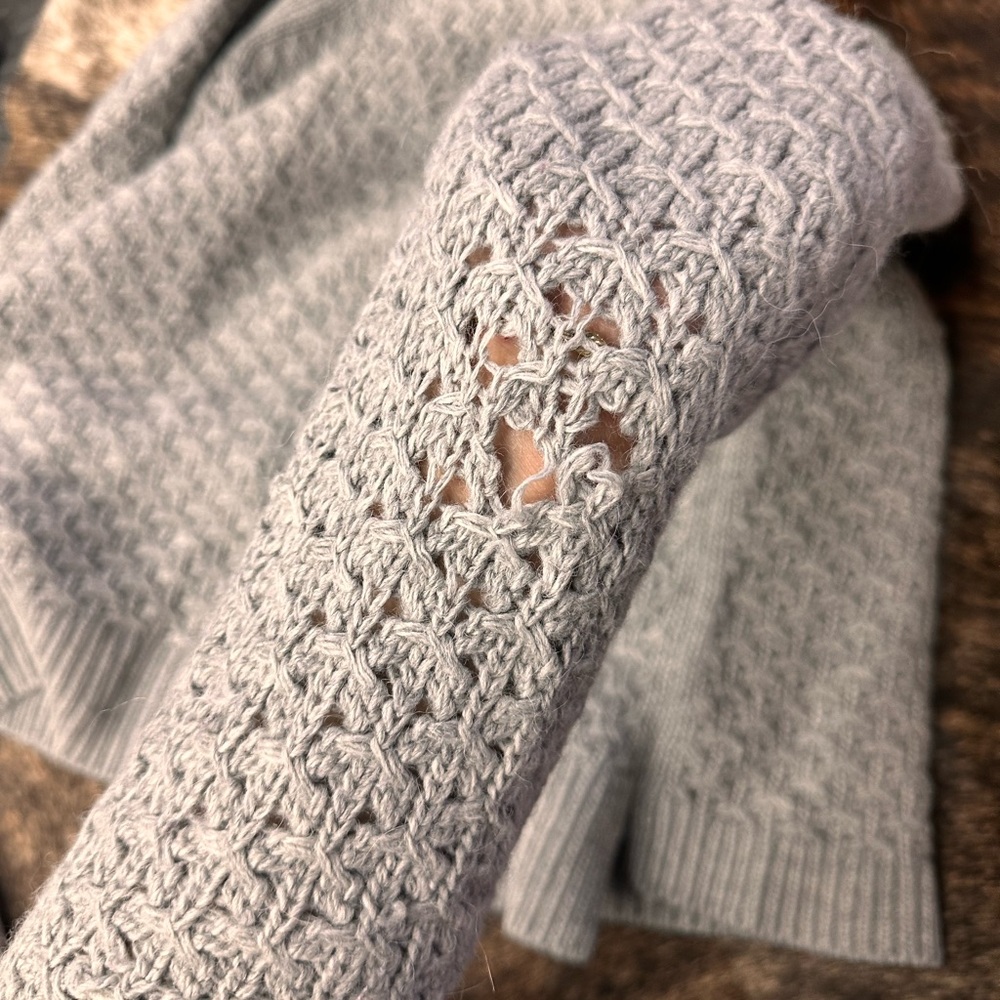 Banana Republic Women's Heather Gray Textured Sweater - Picture 4 of 4
